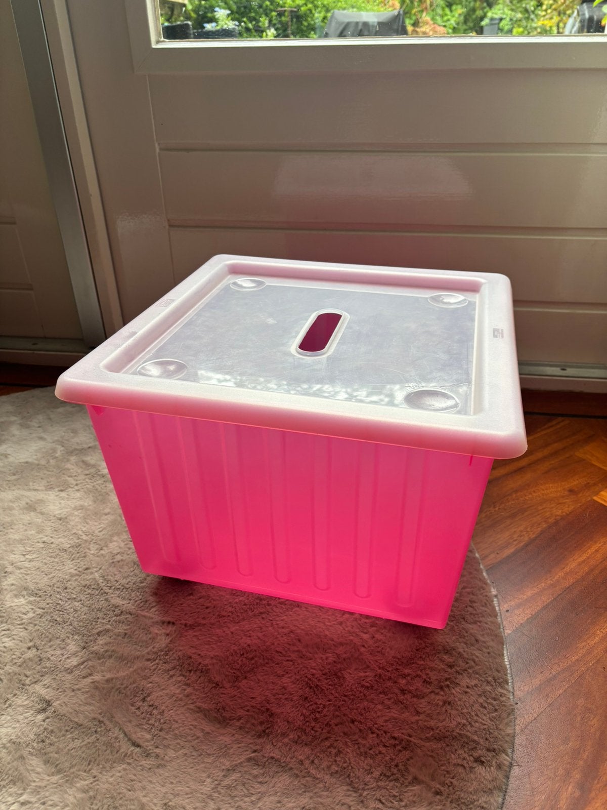 Roze oobergbak met deksel en wielen - Ikea, Doe-het-zelf en Verbouw, Kratten en Dozen, Ophalen, Doos, Minder dan 35 cm, Minder dan 50 cm