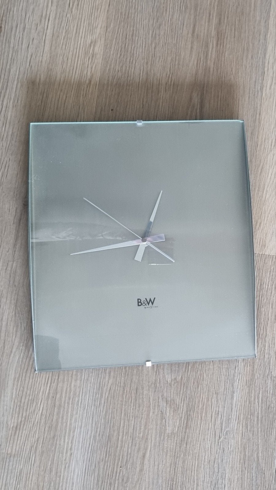 Wandklok van glas en metaal, Huis en Inrichting, Woonaccessoires | Klokken, Ophalen of Verzenden, Zo goed als nieuw, Analoog, Wandklok