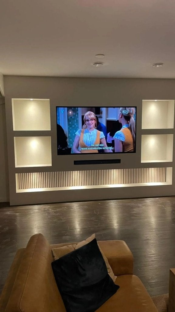 Tv-wand op maat met lamellen, nissen en sfeerhaard, Nieuw, Overige typen, Modern, Ophalen