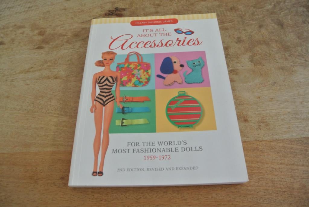 Barbie Boek It s all  about  the accessoires 1959-1972, Verzamelen, Poppen, Ophalen of Verzenden, Zo goed als nieuw, Overige typen
