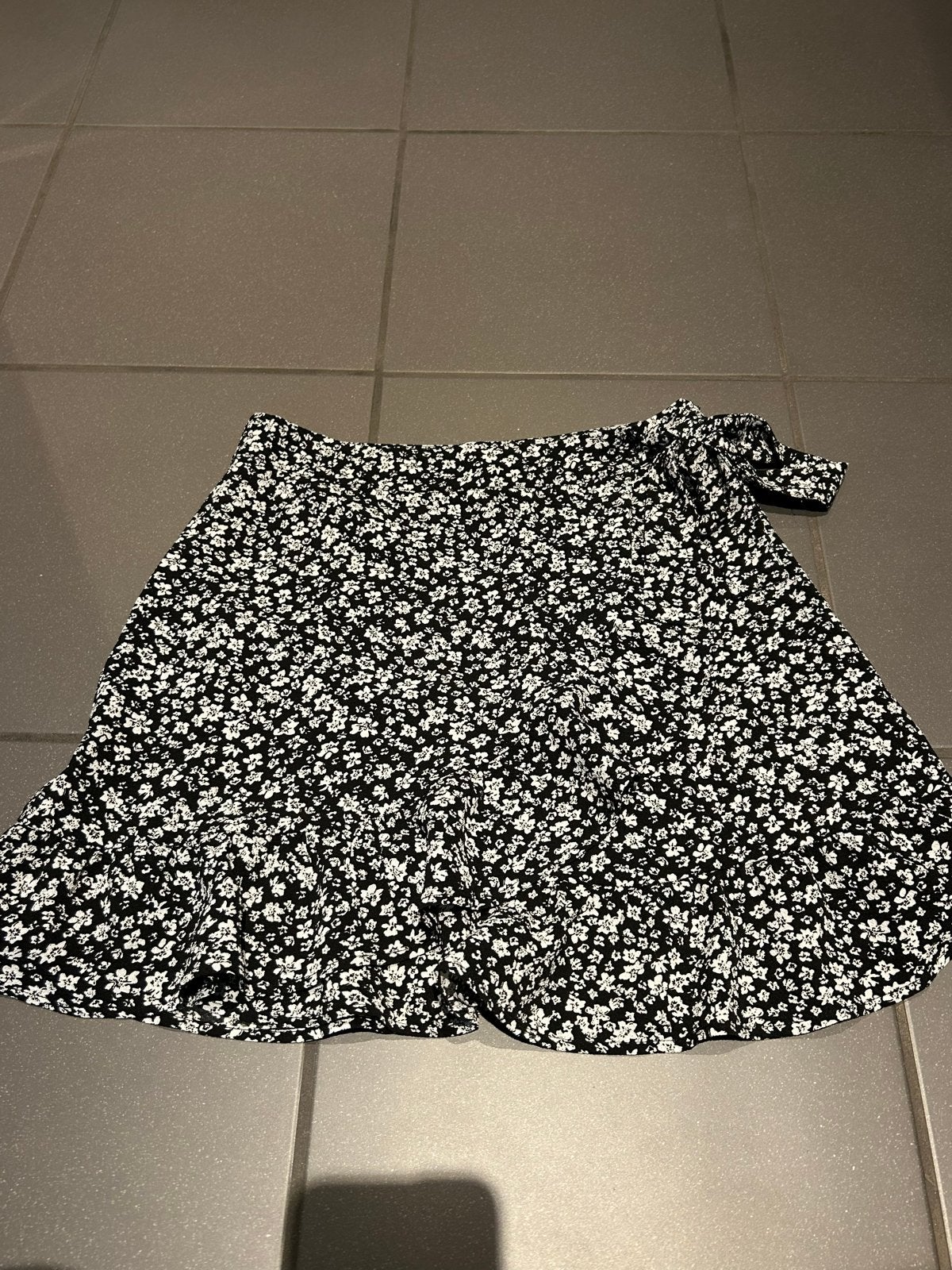 FB Sister Zwart-witte bloemenrok Maat L, Kleding | Dames, Rokken, Zwart, Maat 42/44 (L), Ophalen of Verzenden, Zo goed als nieuw