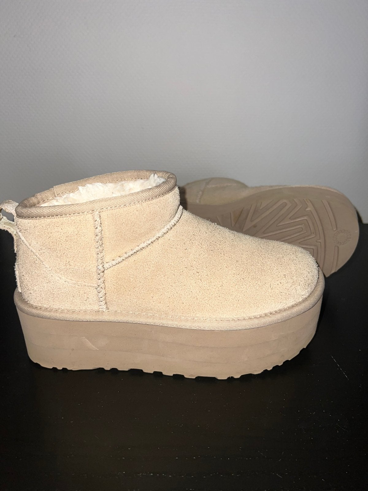 Ugg classic ultra mini plaform 36, Kleding | Dames, Ophalen of Verzenden, Zo goed als nieuw, Beige