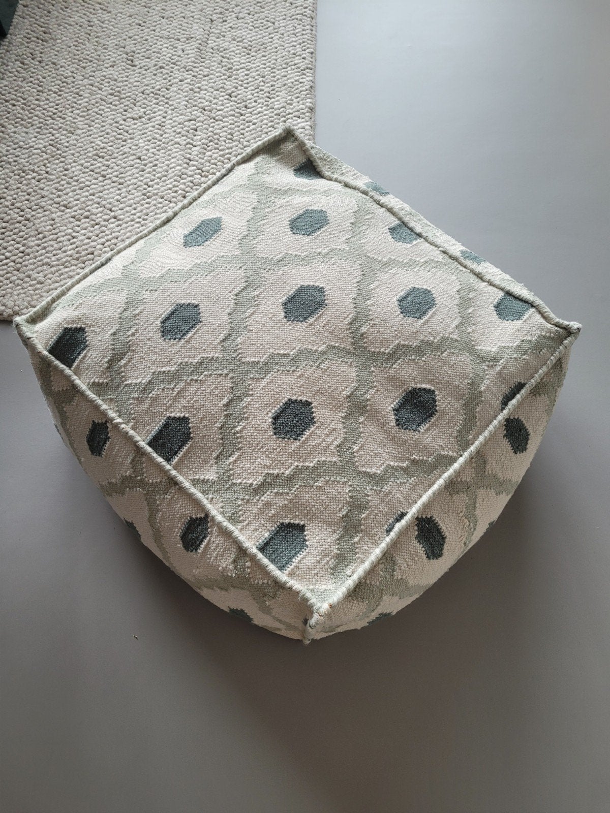 Stijlvolle willen poef met geometrisch patroon, Ophalen, Modern, Geometrisch, Scandinavisch, Zo goed als nieuw, Stof