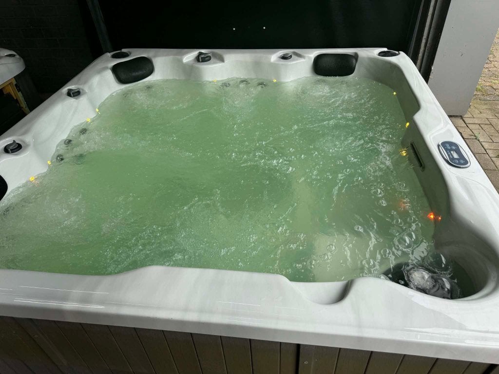 Jacuzzi 200x200cm Balboa Jacuzzi Spa incl. Audio werkend, Ophalen of Verzenden, Gebruikt, Afdekzeil, Vast