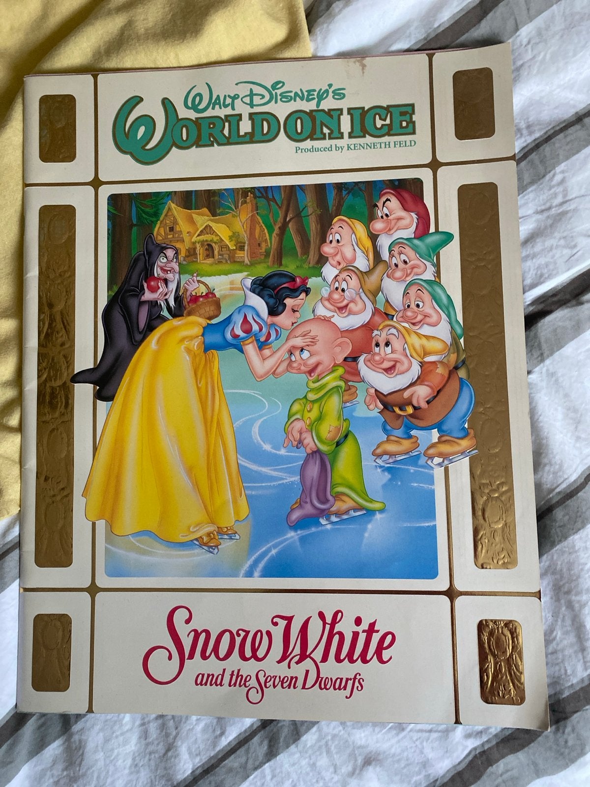 Disney On Ice Sneeuwwitje en de Zeven Dwergen programma Boek, Ophalen of Verzenden, Gelezen, Prentenboek
