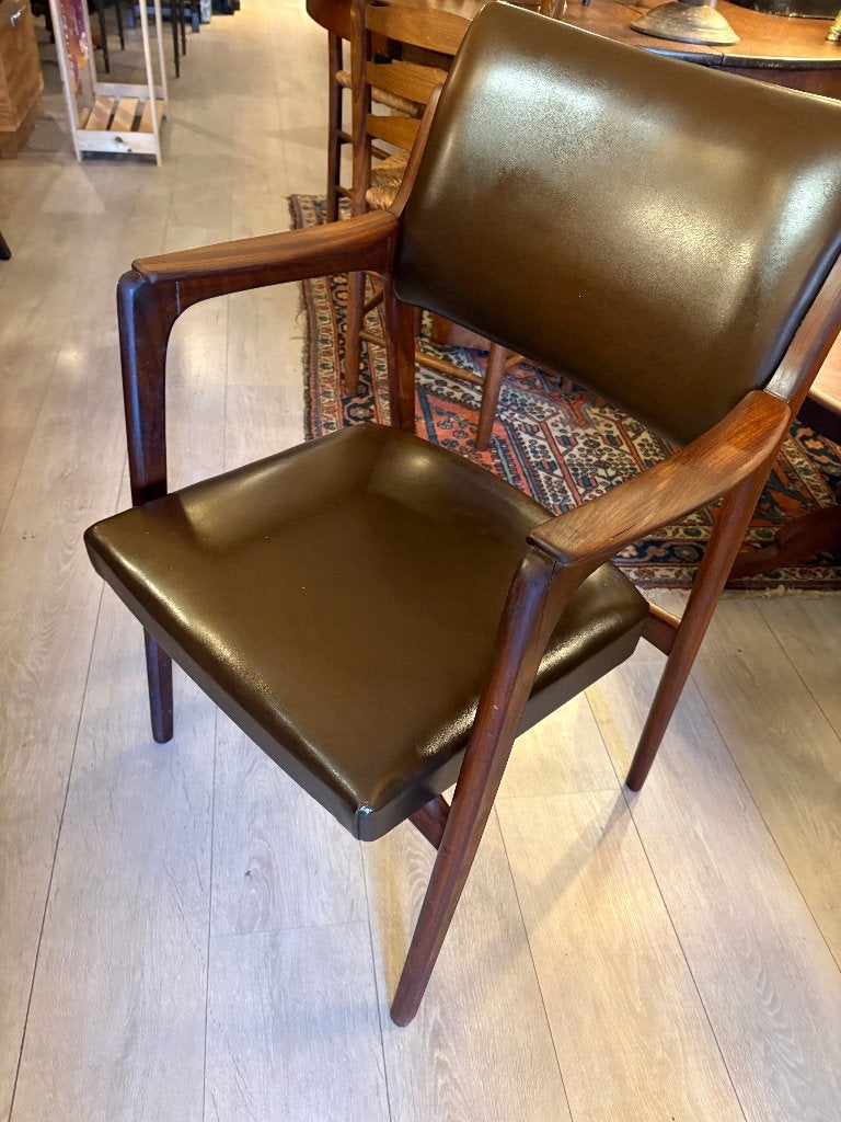 Mid-century Armstoel van Teakhout met donkerbruin skai., Ophalen