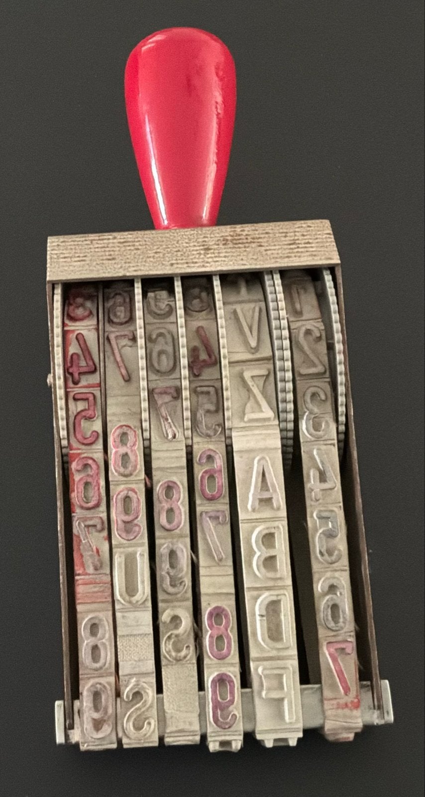 Vintage nummerstempel met rode handgreep lengte 23cm., Ophalen of Verzenden, Gebruikt
