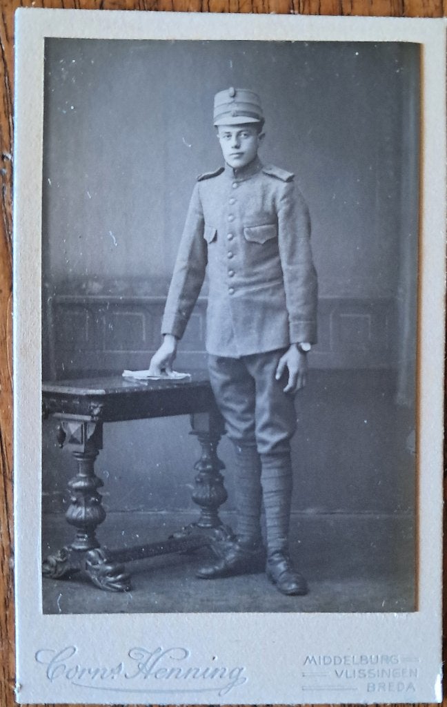 cdv foto karton militair Middelburg jonge soldaat, Gebruikt, Foto, Ophalen of Verzenden, Voor 1940