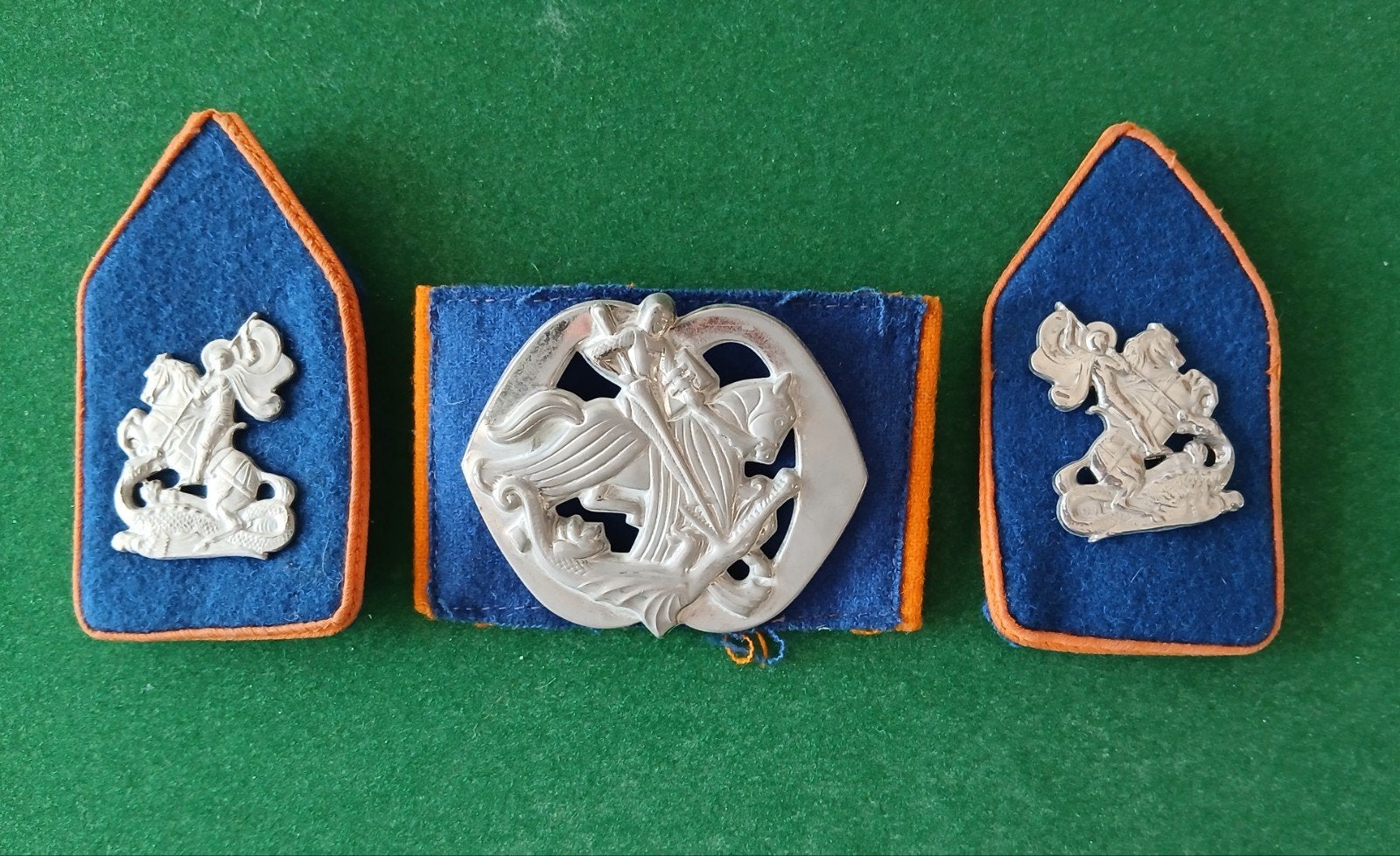 kraagspiegels en baretembleem  : Huzaren Prins van  Oranje, Verzamelen, Ophalen of Verzenden, Landmacht, Nederland, Embleem of Badge