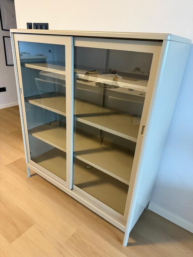 Display cabinet with sliding doors., Ophalen, Met deur(en), 100 tot 150 cm, 100 tot 150 cm