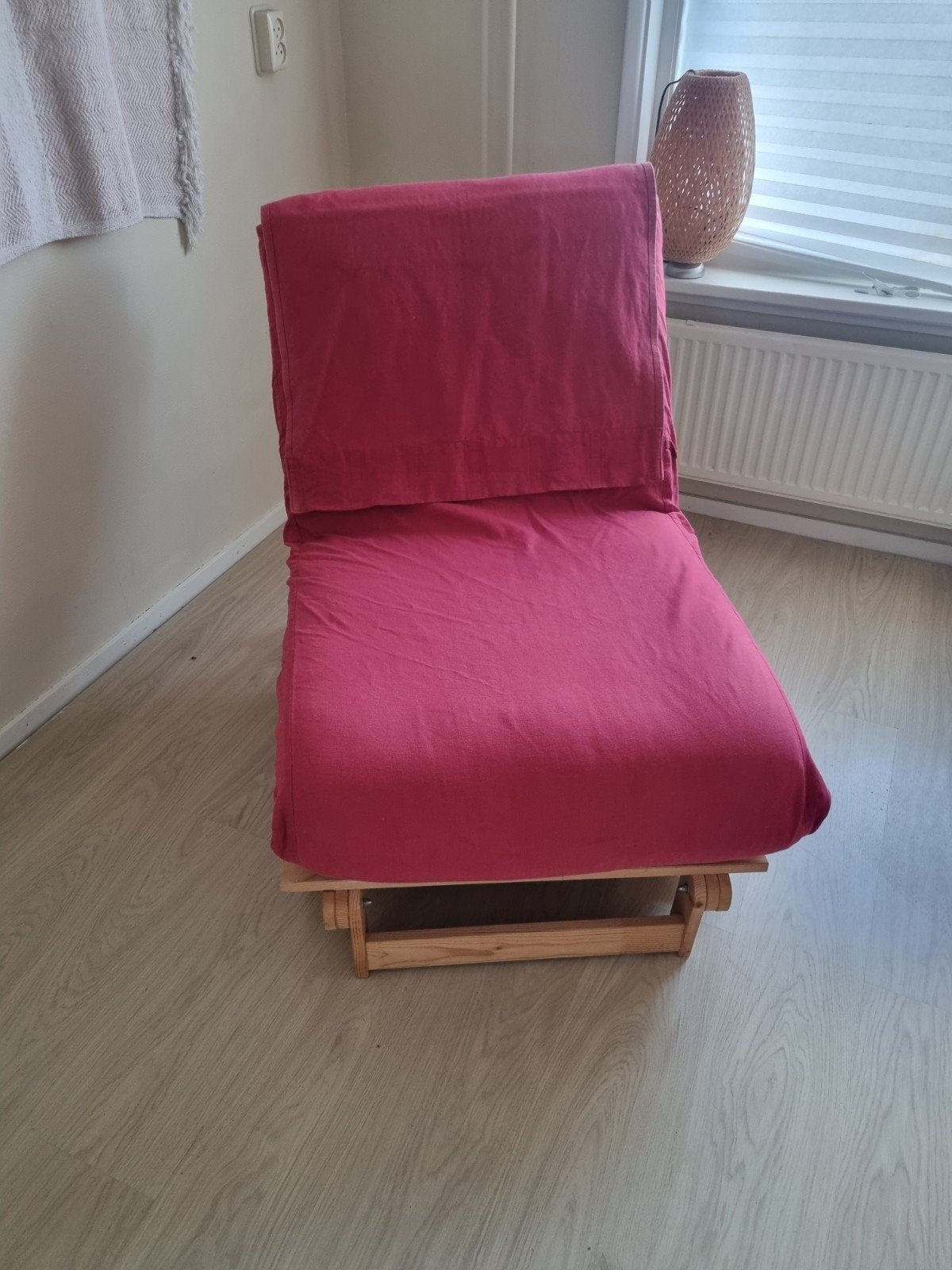 Stoel/Bed - Houten Frame met Rood Kussen (IKEA), Ophalen, Gebruikt, Minder dan 75 cm, 200 tot 250 cm