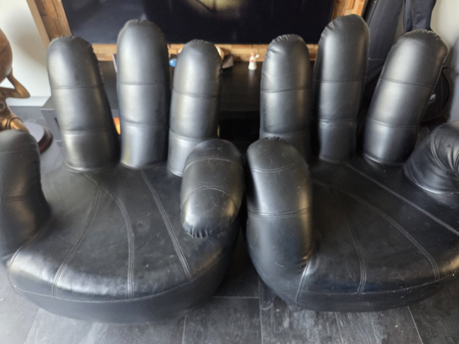 2x Unieke Handvormige Stoelen - Zwart kunstleer, Overige materialen, Gebruikt, Twee, Zwart