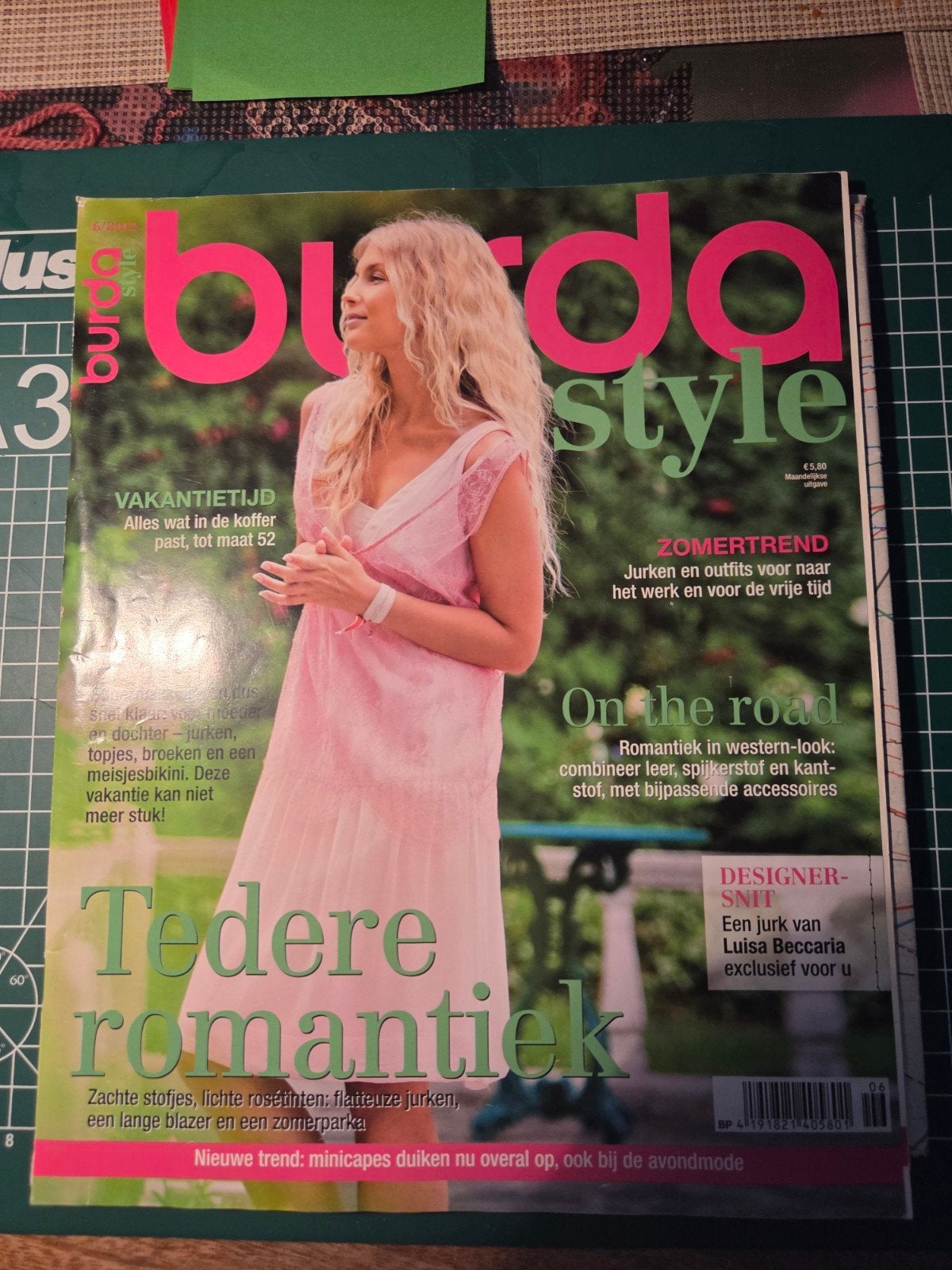 Burda Style 1/2012 - Vakantietijd & Zomertrend, Ophalen of Verzenden, Gebruikt, Vrouw, Burda