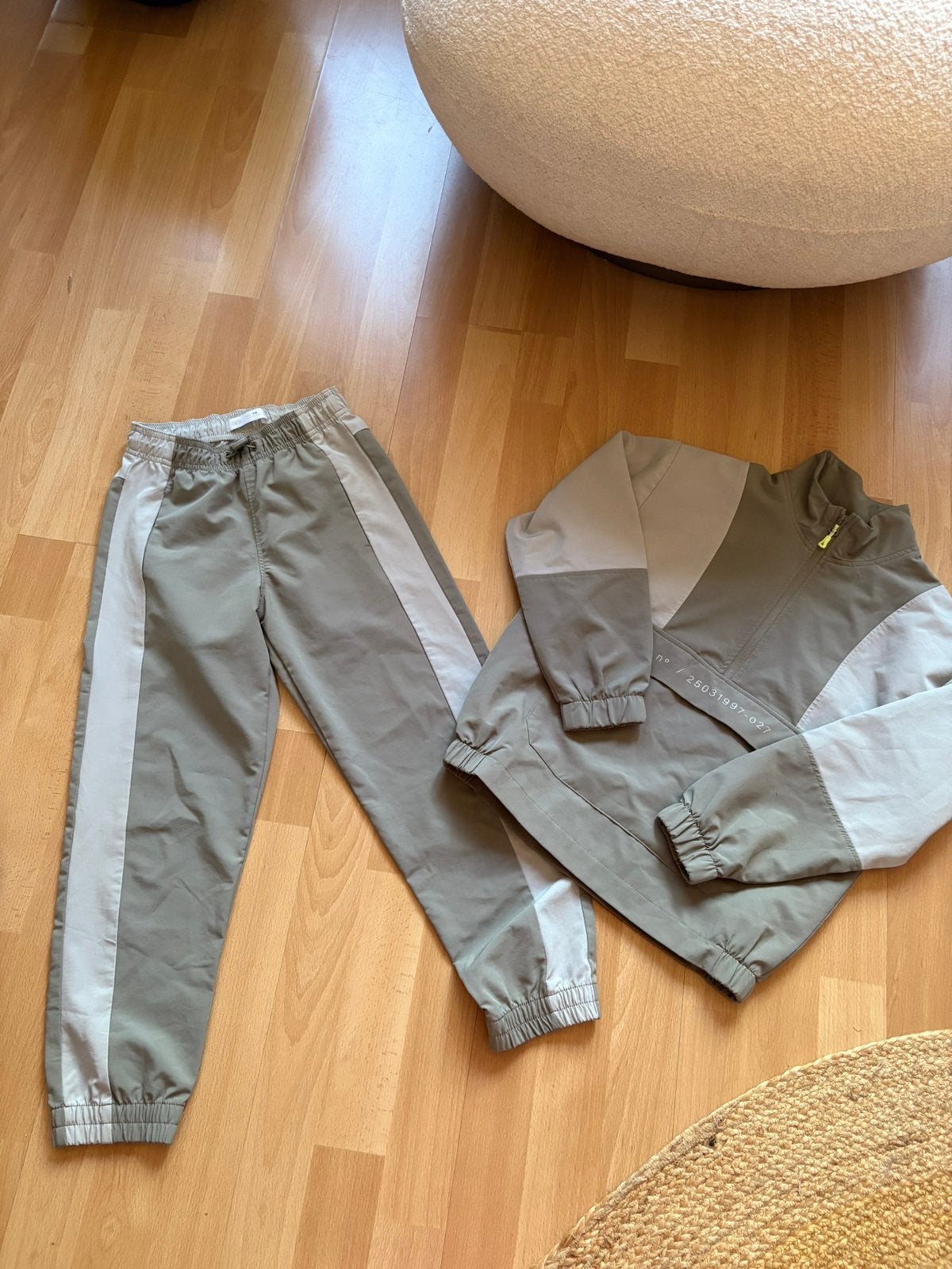 Zara tof grijs trainingspak mt 128 ZGAN, Kinderen en Baby's, Kinderkleding | Maat 128, Ophalen of Verzenden, Zo goed als nieuw