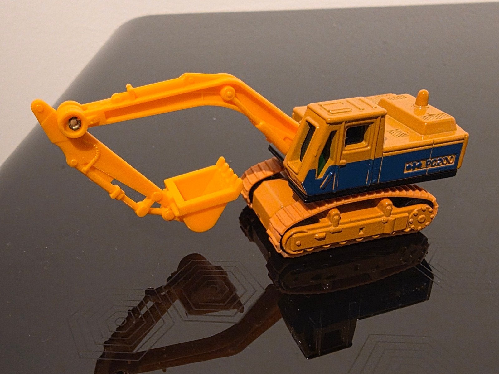 Tomica Komatsu PC200 - Tomica 1/122, Ophalen of Verzenden, Zo goed als nieuw