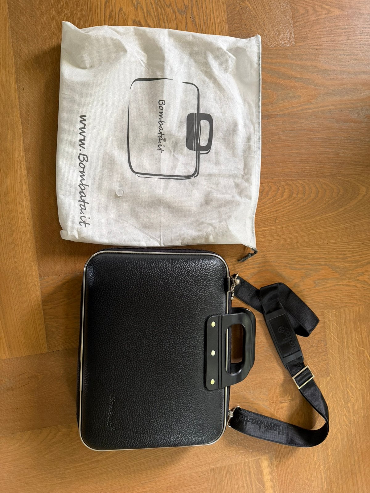 Laptoptas 14 inch merk Bombata, Ophalen, Nieuw, Zwart, Overige merken