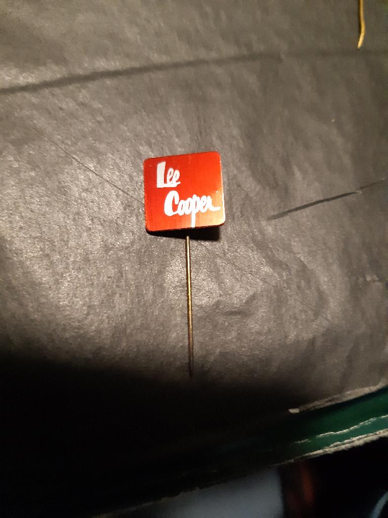 Speldje Lee Cooper (Z190-48), Verzamelen, Speldjes, Pins en Buttons, Ophalen of Verzenden, Zo goed als nieuw, Overige onderwerpen