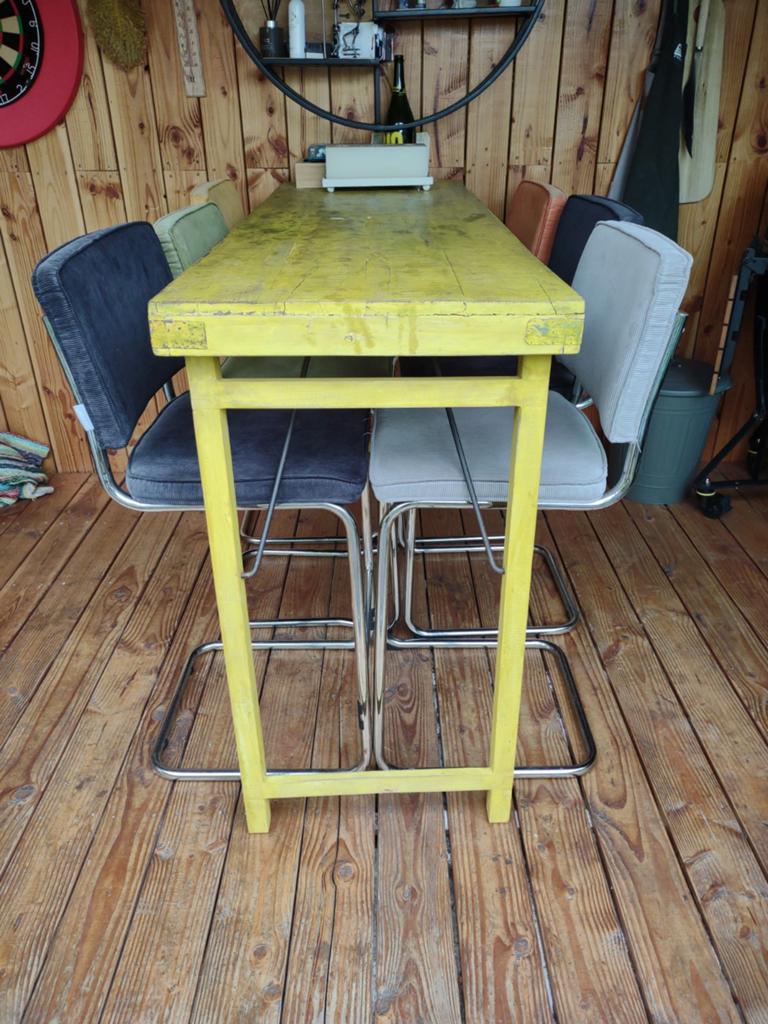 Tafel met 6 zuiver barkrukken., Ophalen, Gebruikt