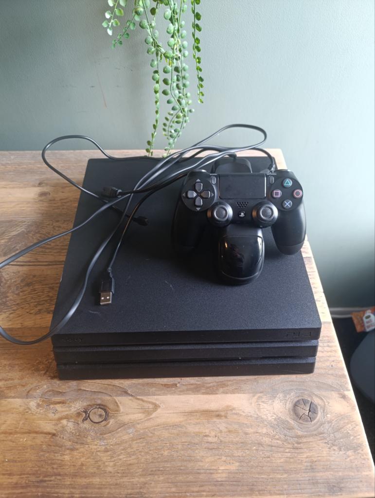 Ps4, Spelcomputers en Games, Spelcomputers | Sony PlayStation 4, Ophalen of Verzenden, Zo goed als nieuw, Met 1 controller, Pro