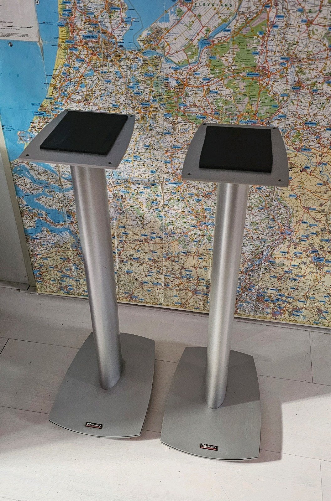 Dynaudio stands 3