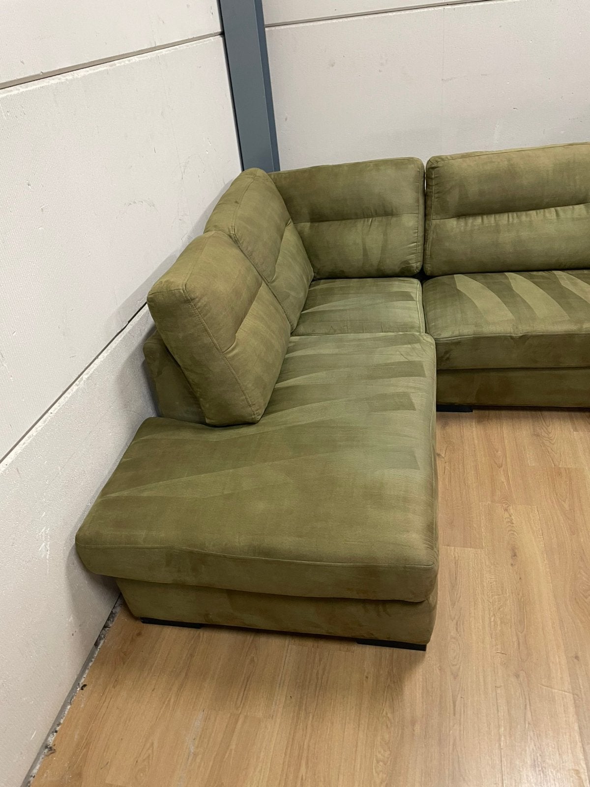 Mooie luxe suede olijf groene hoekbank - GEREINIGD!!!, Ophalen, 250 tot 300 cm, Luxe, Hoekbank