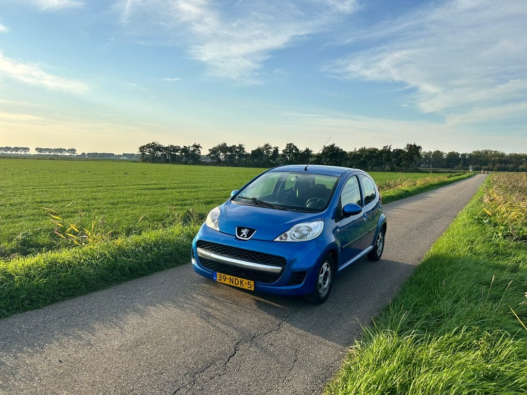 Peugeot 107 blauw (2010), Auto's, Voorwielaandrijving, 68 pk, Origineel Nederlands, Handgeschakeld