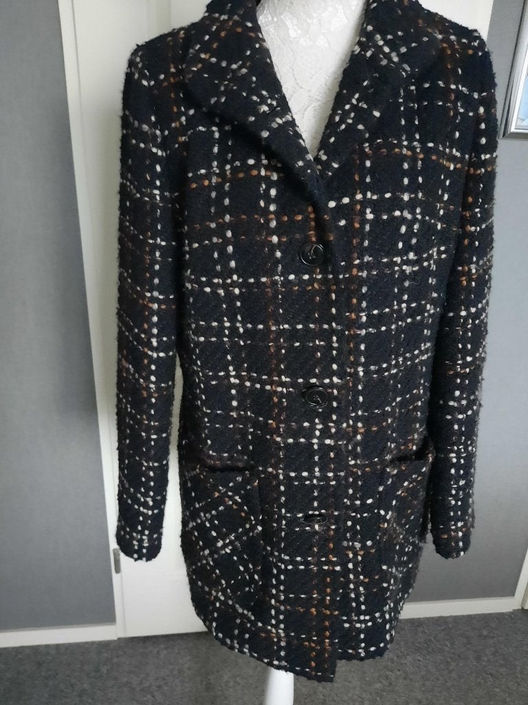 Jas Barbara Lebek Kleur : Zwart Maat: 40 NIEUWPRIJS €229.-, Kleding | Dames, Jassen | Winter, Maat 38/40 (M), Zwart, Nieuw, Ophalen of Verzenden