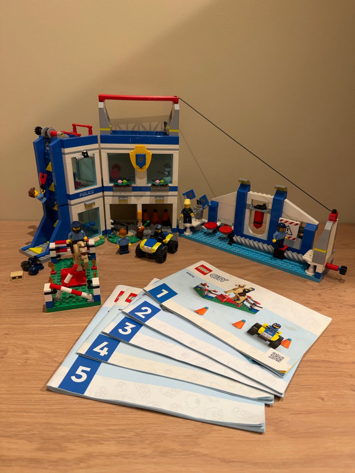 LEGO 60372 politie academy- Compleet met boekjes, Ophalen of Verzenden, Zo goed als nieuw, Overige merken