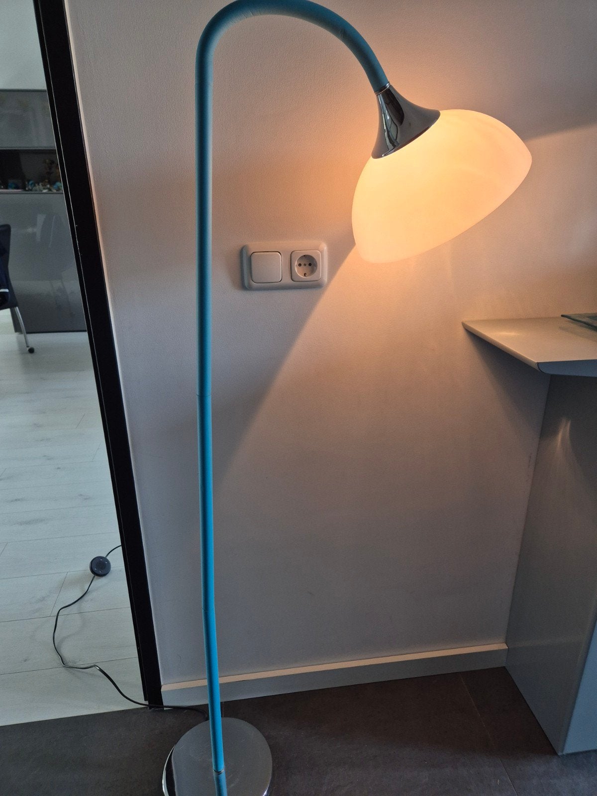 Blauwe / turquoise vloerlamp met witte kap - 1.10m hoog, Huis en Inrichting, Ophalen, Gebruikt, Metaal, 100 tot 150 cm