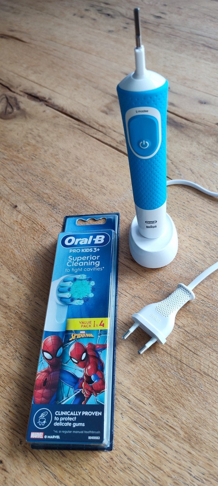 Oral-B Kids elektrische tandenborstel + 4 opzetborstels, Ophalen of Verzenden, Zo goed als nieuw, Mondverzorging