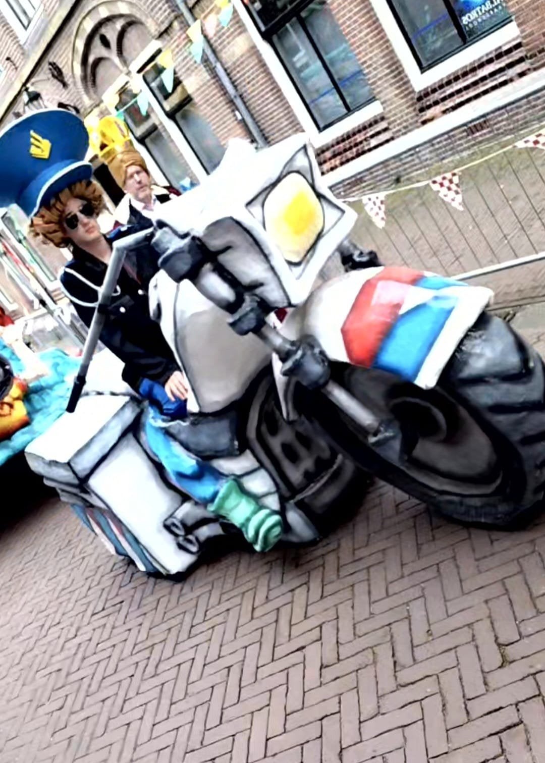 Politiemotor en een koets, Hobby en Vrije tijd, Ophalen, Zo goed als nieuw, Overige typen, Carnaval