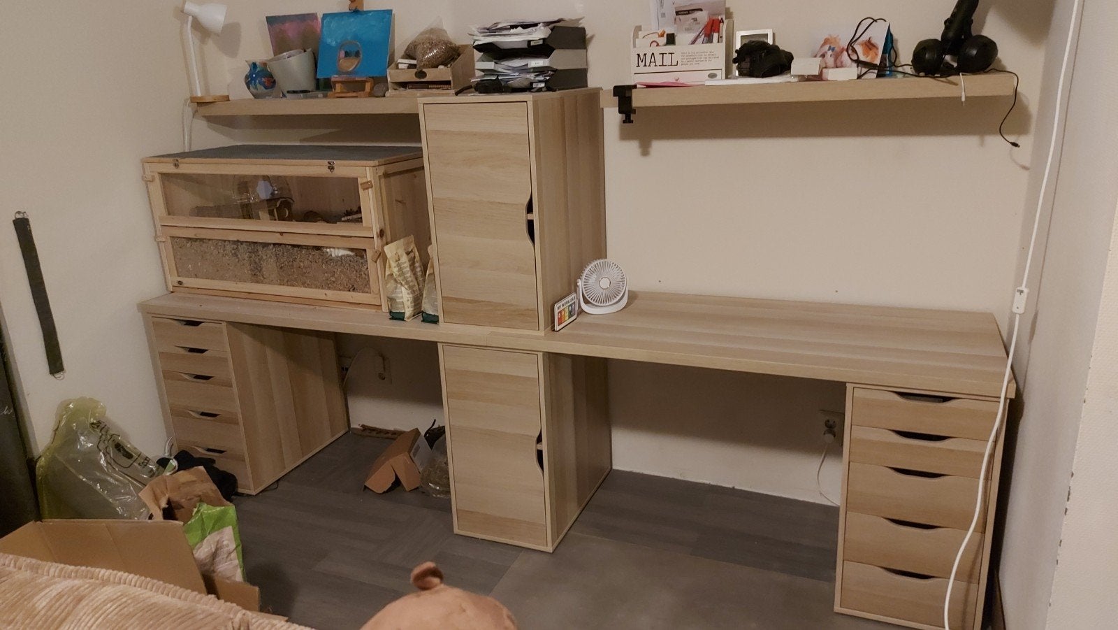Dubbel bureau met kastjes en 2 wandplanken, Ophalen, Zo goed als nieuw, 60 cm, 280 cm