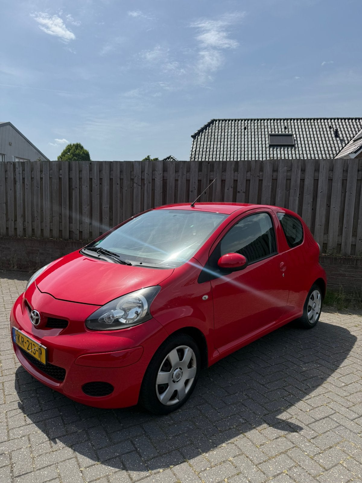 Toyota Aygo 1.0 12V 3DRS 2010 Rood AIRCO / ELEKTRISCHE RAMEN, Voorwielaandrijving, 4 stoelen, 68 pk, Bedrijf