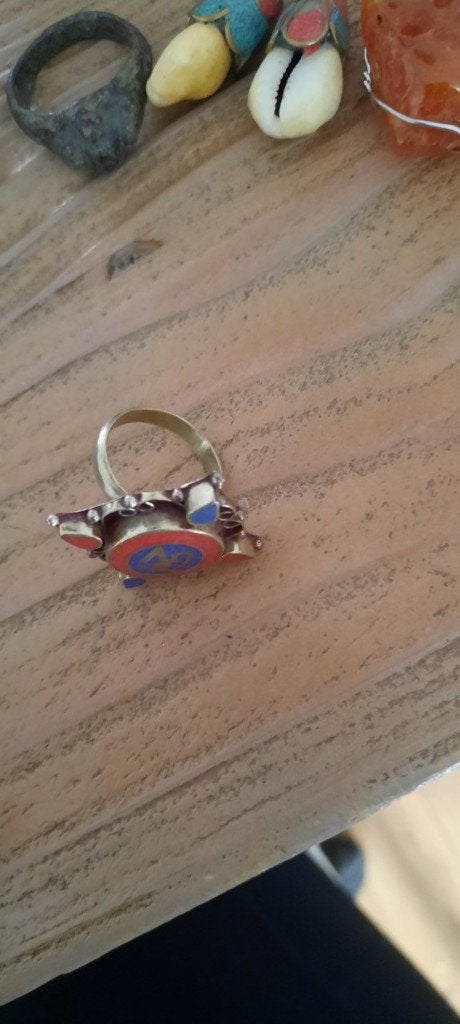 Antieke, ruitvormige ring met bloedkoraal/lapis. MT 17.