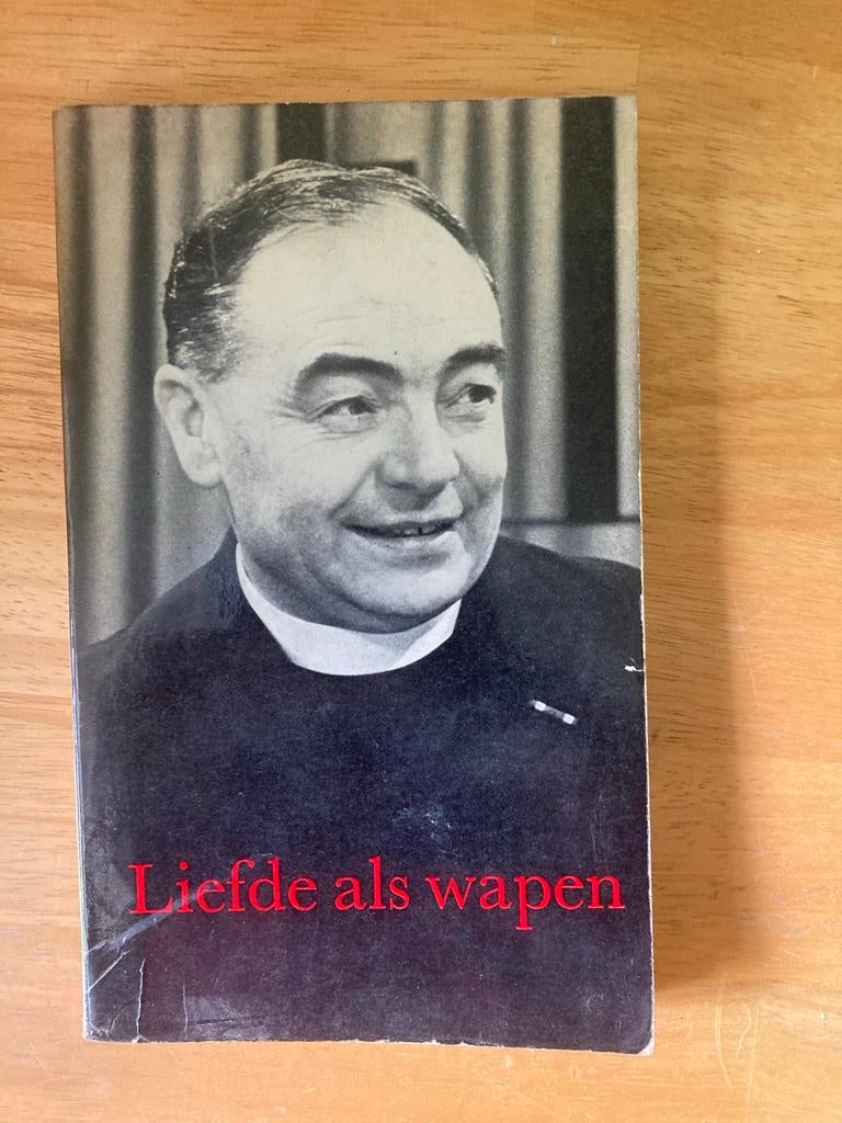 Liefde als wapen - Mgr. Mgr. Bekkers, Boeken, Ophalen of Verzenden, Gelezen, Christendom | Katholiek