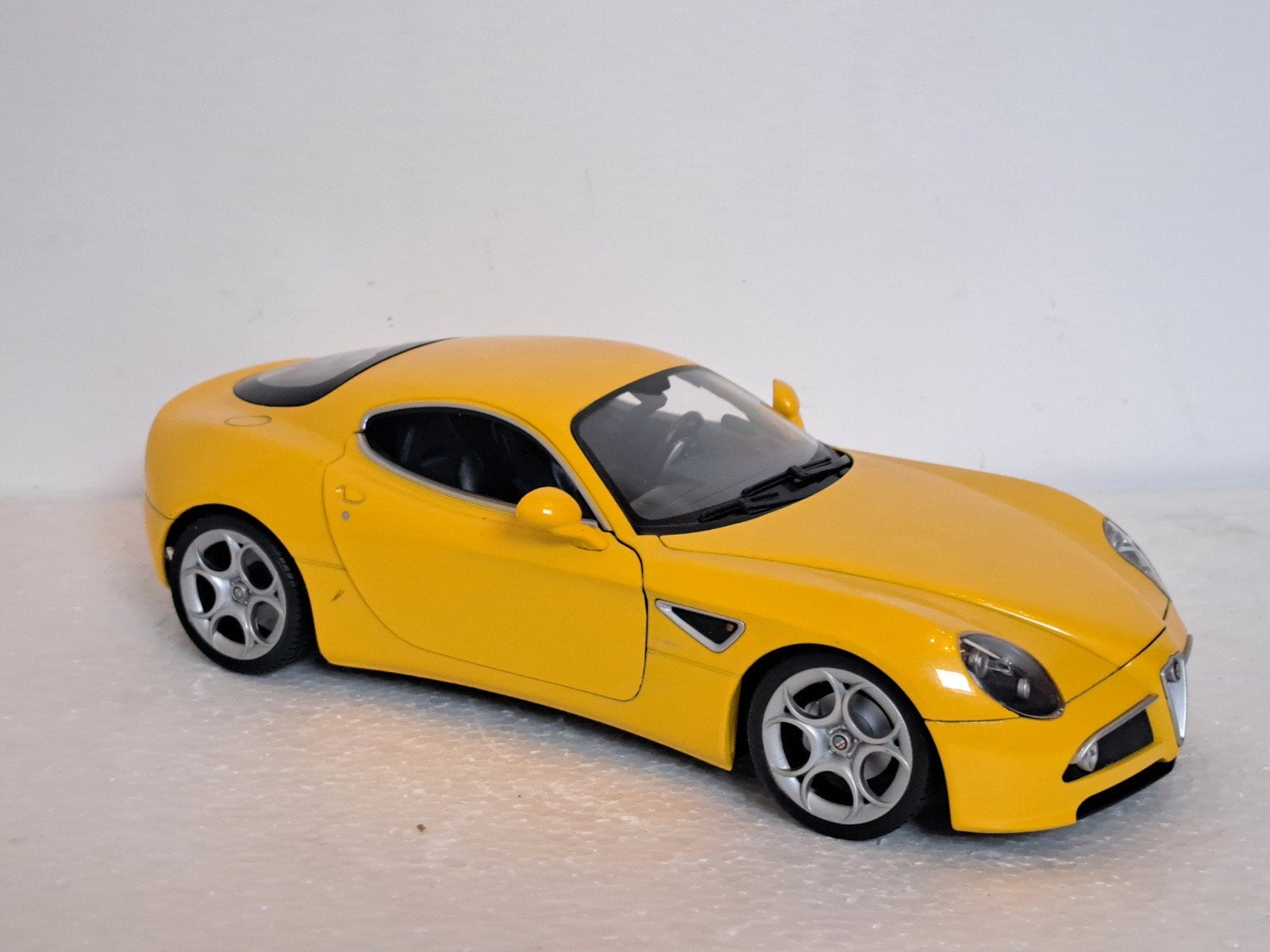 Alfa Romeo 8C Competizione Geel 1/18 Welly, Hobby en Vrije tijd, Modelauto's | 1:18, Ophalen of Verzenden, Gebruikt, Auto, Welly