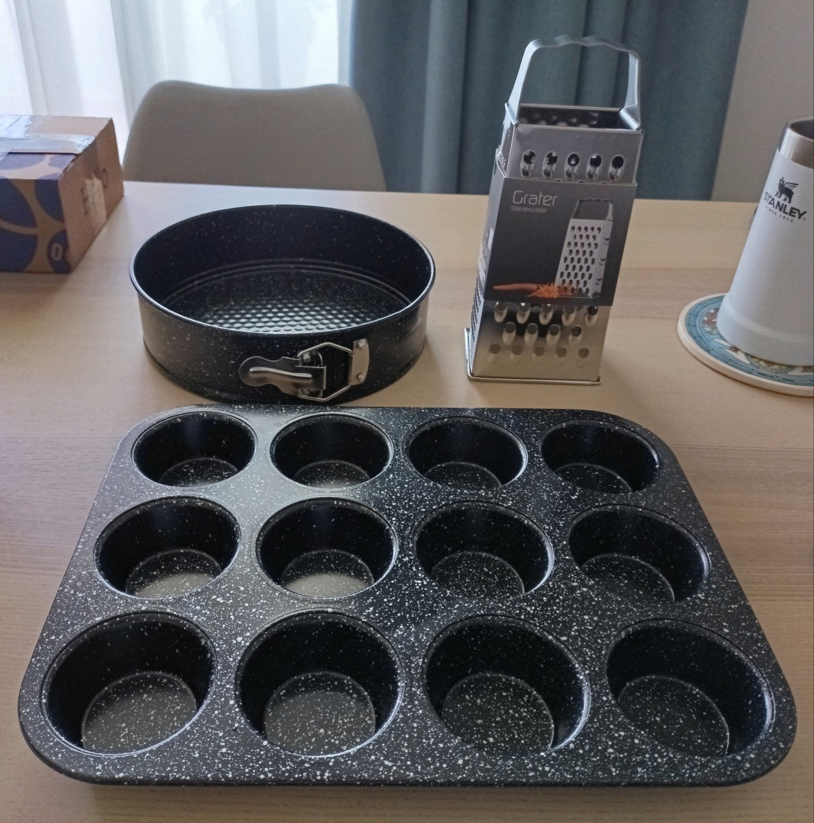 Muffinvorm, springvorm en staande rasp, in nieuwstaat, Overige typen, Ophalen of Verzenden, Zo goed als nieuw, Metaal