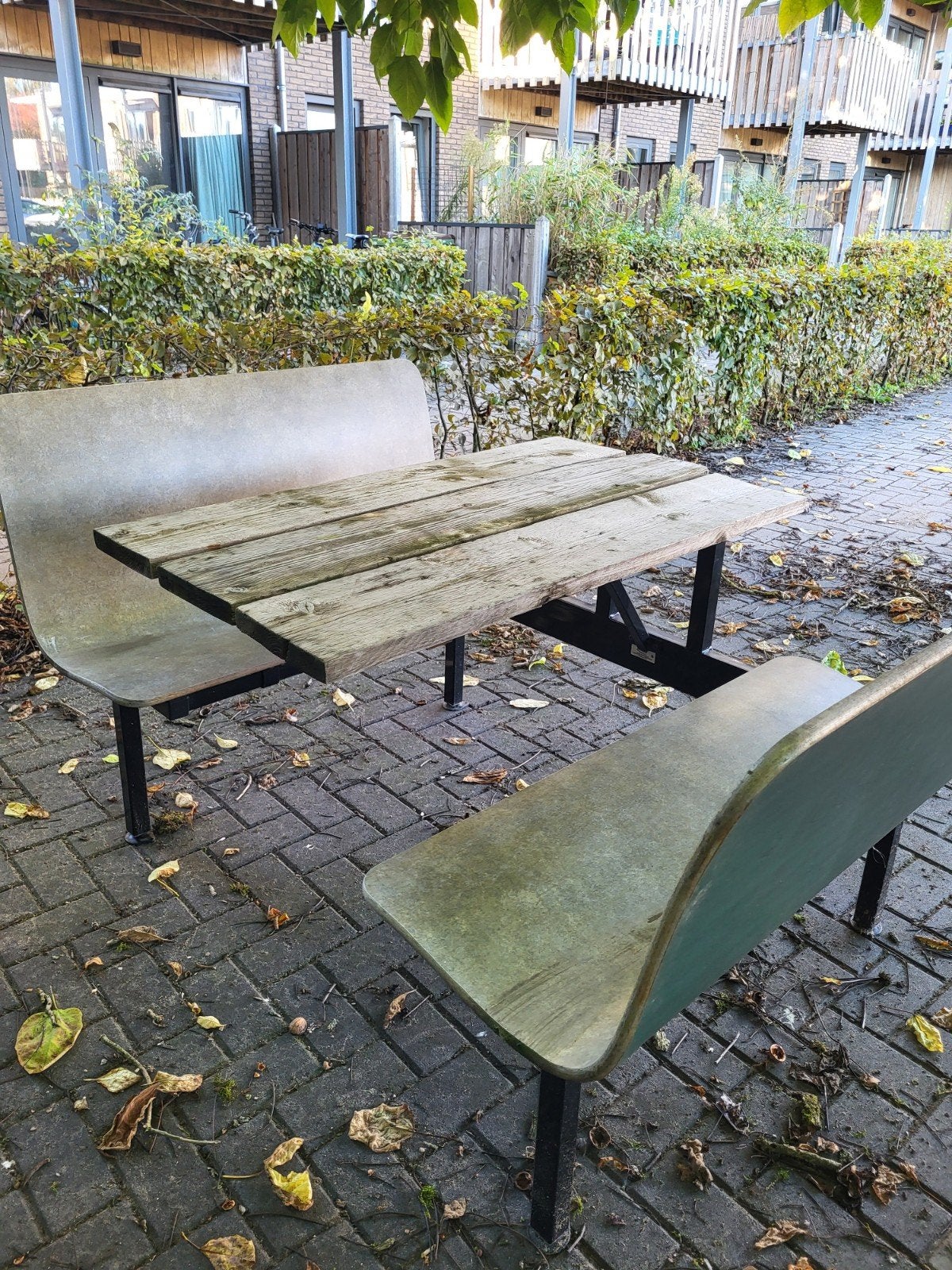 Foto 2 van Compacte tuinset met 2 zitplaatsen ruimte voor 4 personen.