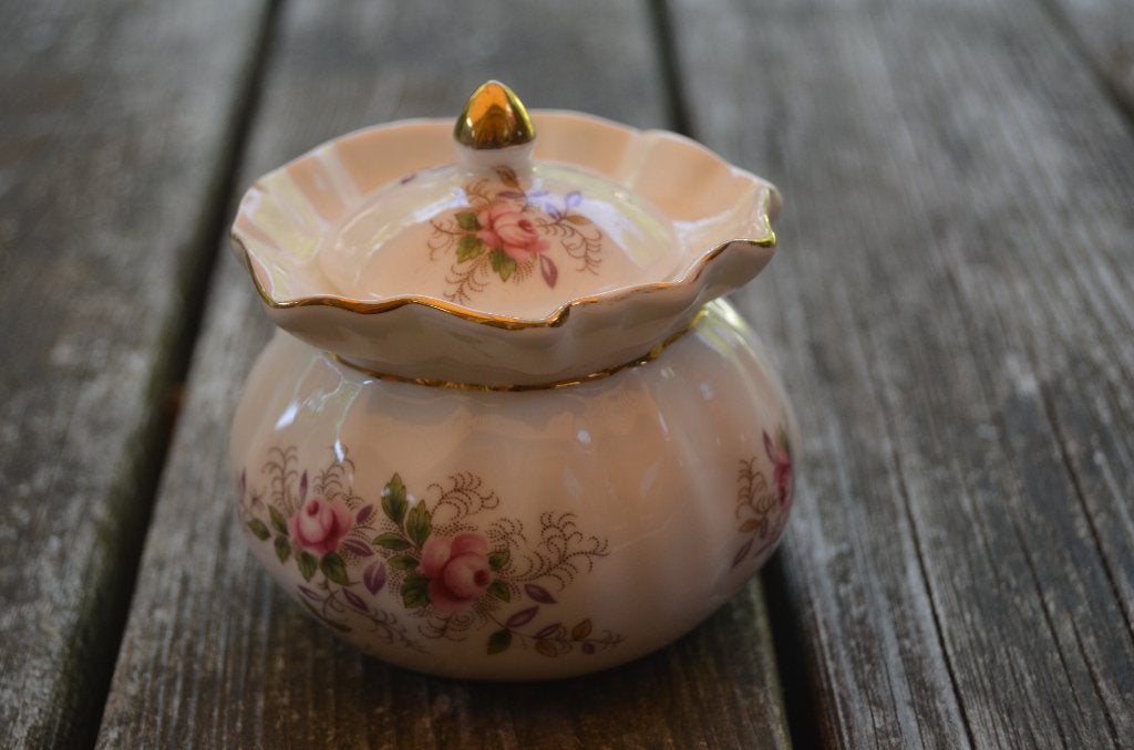 Royal Albert Bone China potje 1961, Ophalen of Verzenden, Gebruikt, Porselein, Overige typen