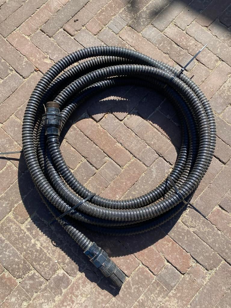 Zwarte flexibele zuigslang met koppelingen voor bronpomp, Tuin en Terras, Ophalen of Verzenden, Gebruikt, Tuinslang