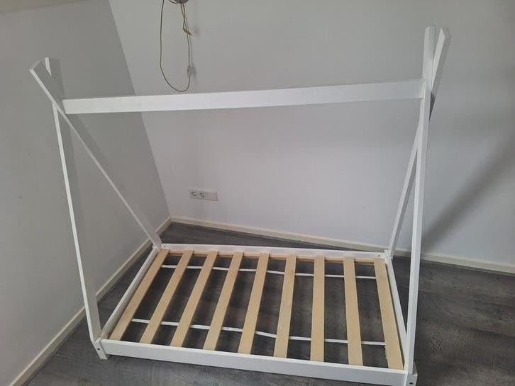 Wit tipi bed met lattenbodem, 70 tot 85 cm, Zo goed als nieuw, Lattenbodem, 140 tot 160 cm