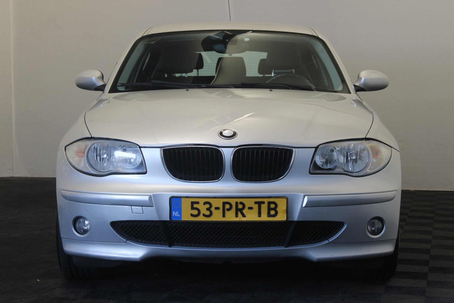 BMW 1-serie 120i High Executive (bj 2004, automaat), Auto's, Zwart, 4 cilinders, 150 pk, Zilver of Grijs