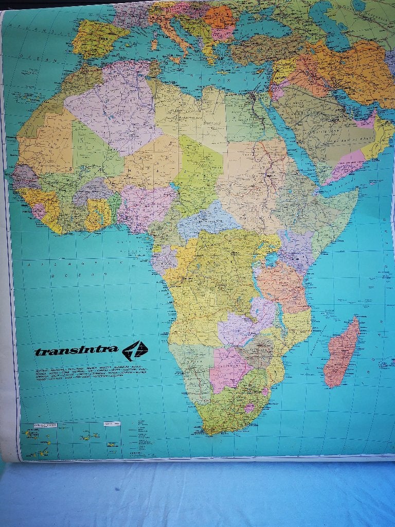 Afrika schoolplaat wereldkaart Transintra Kinshasa Mombasa, Antiek en Kunst, Antiek | Schoolplaten, Ophalen of Verzenden, Aardrijkskunde