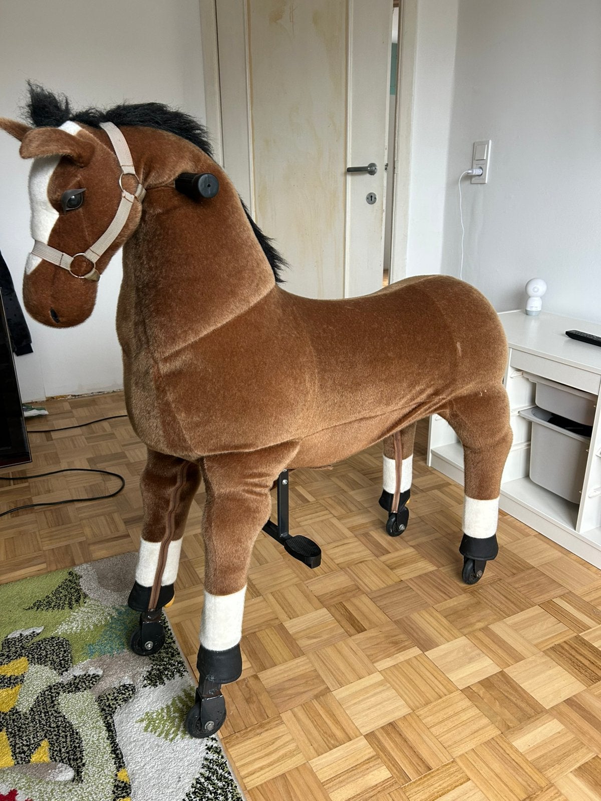 Groot speelpaard op wielen, Ophalen
