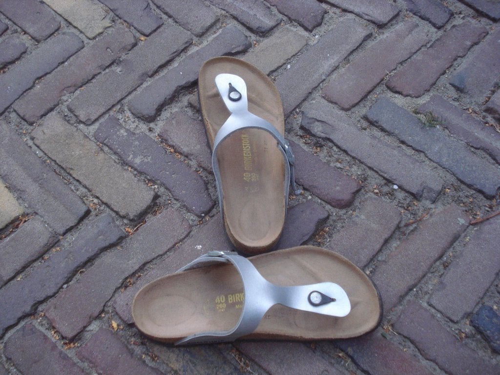 BIRKENSTOCK GIZEH ZILVER 40 NU GRATIS VERZENDING PER POST, Kleding | Dames, Schoenen, Slippers, Overige kleuren, Verzenden, Nieuw