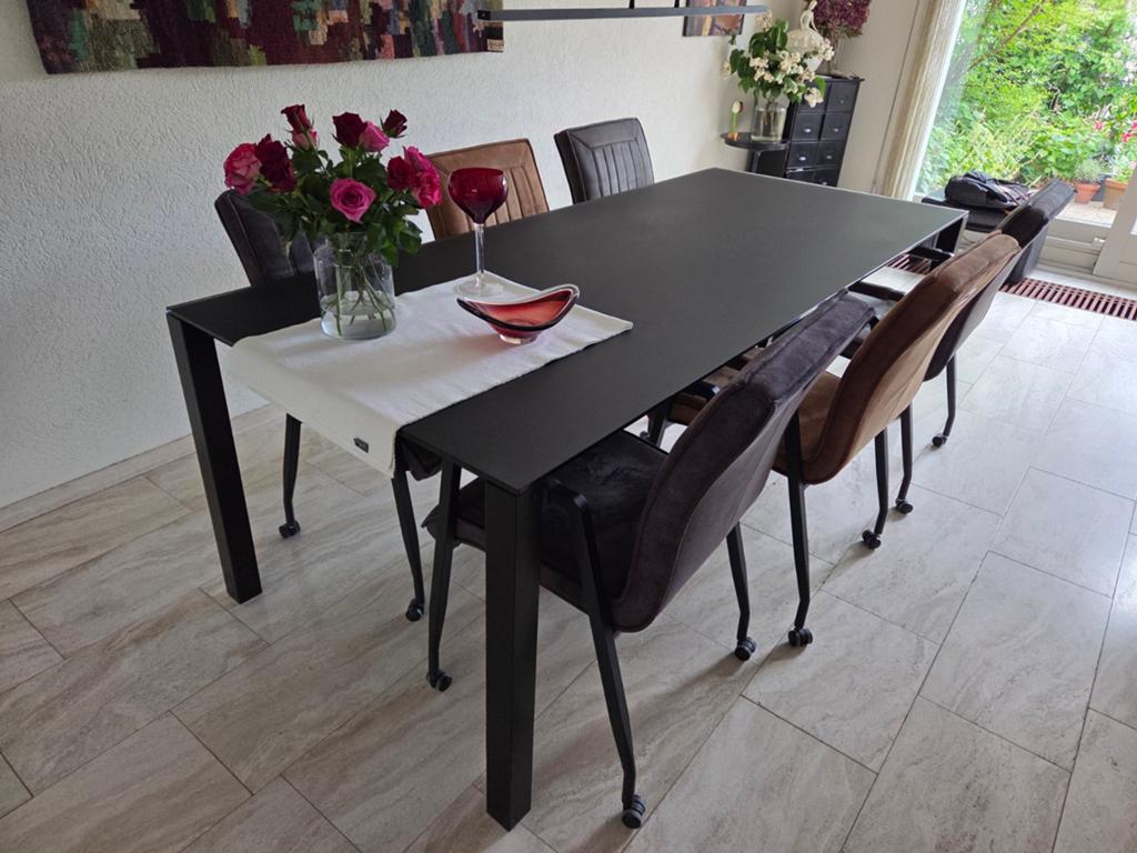 Zwarte zware eettafel met praktisch matglas tafelblad, 200 cm of meer, Glas, Rechthoekig, 50 tot 100 cm