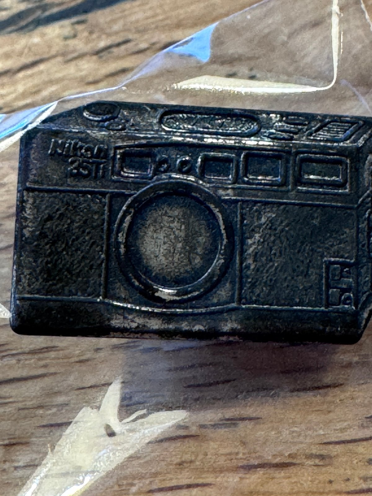 Vintage Camera Pin - Zwart metalen speldje Nikon 28 ti, Verzamelen, Ophalen of Verzenden, Gebruikt, Overige onderwerpen, Speldje of Pin