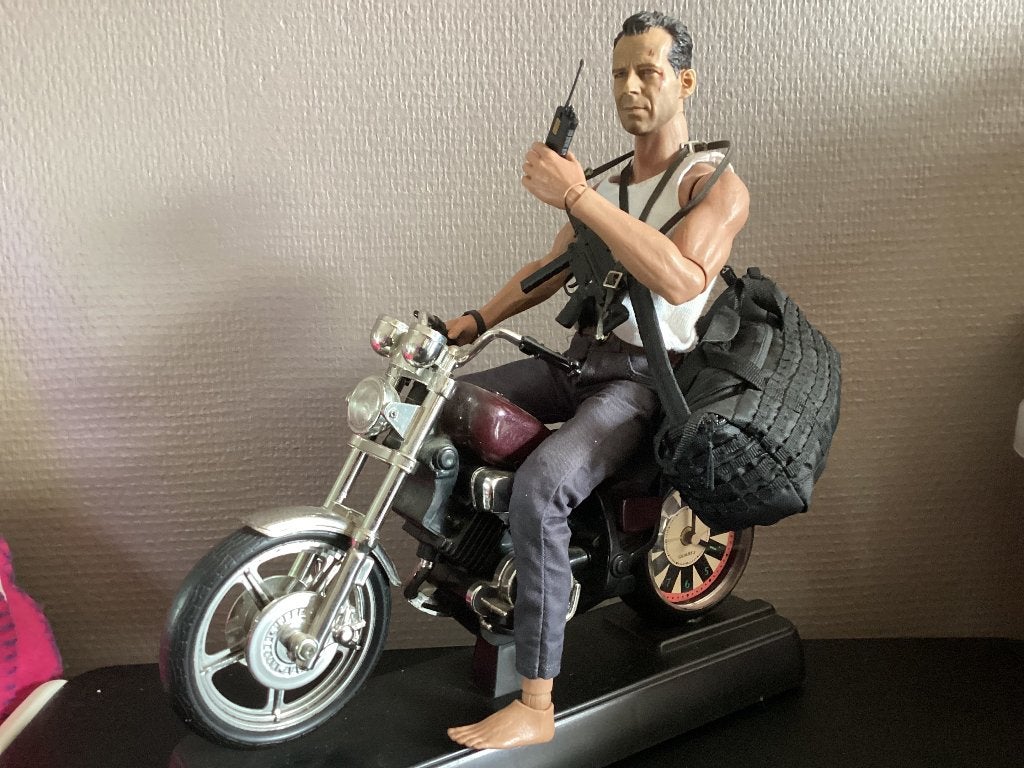 1/6 John mcclane die hard figure met custom motor display, Ophalen