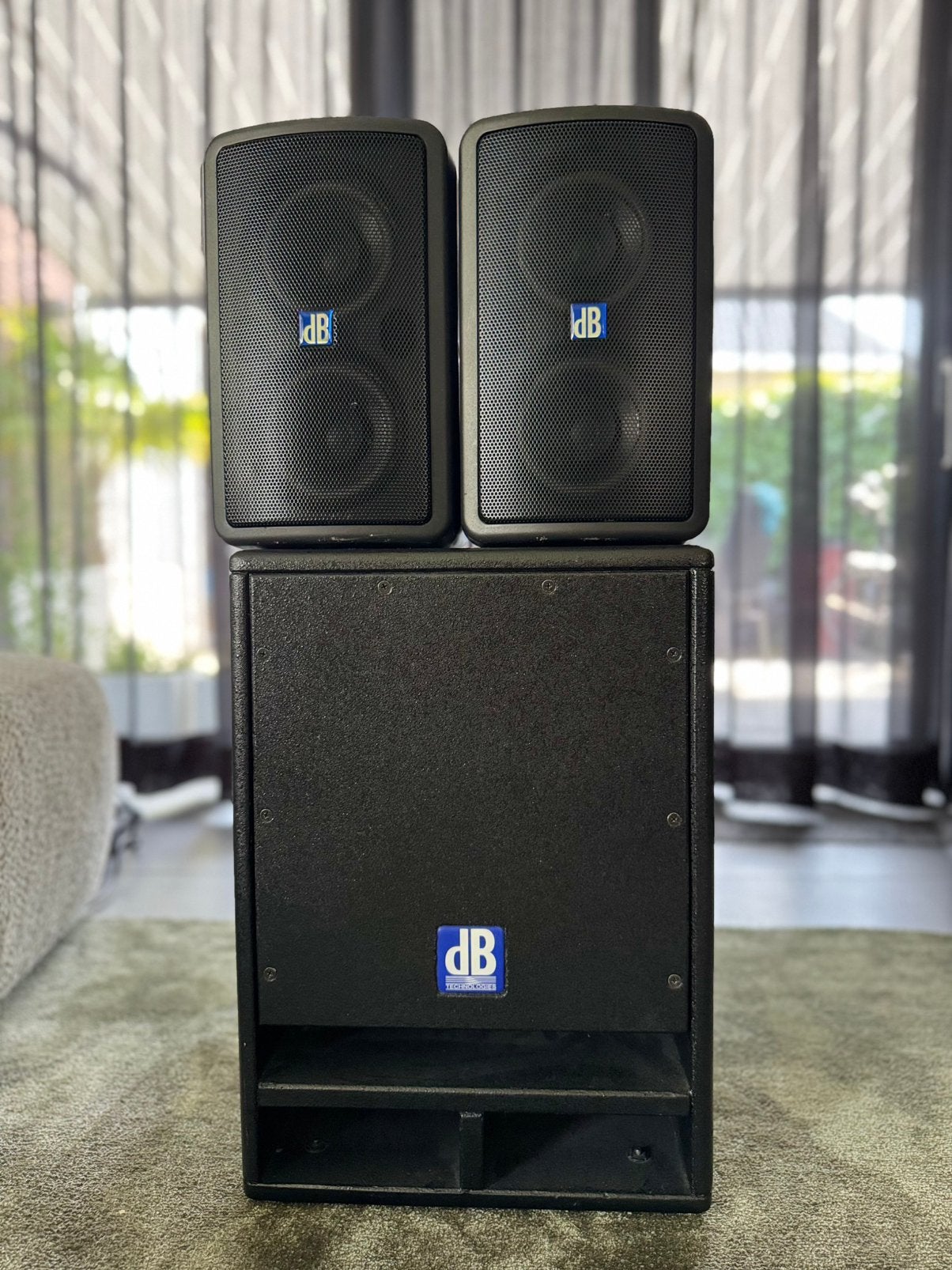 DB Technologies PA set - Monitor set - geluidsinstallatie, Zo goed als nieuw, 120 watt of meer, Front, Rear of Stereo speakers