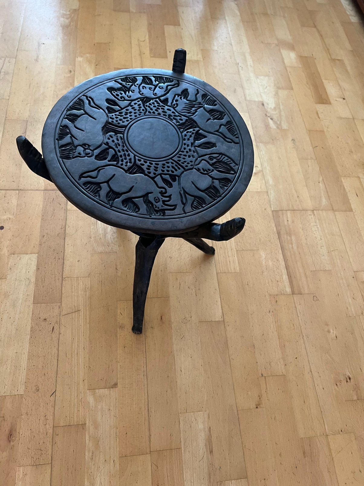 Afrikaanse Malawiaanse handgesneden bijzettafel, Minder dan 45 cm, Minder dan 55 cm, Gebruikt, Rond